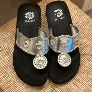 Women’s silver flip-flops size 8 buy yellow box